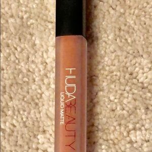 HUDA beauty lip stain